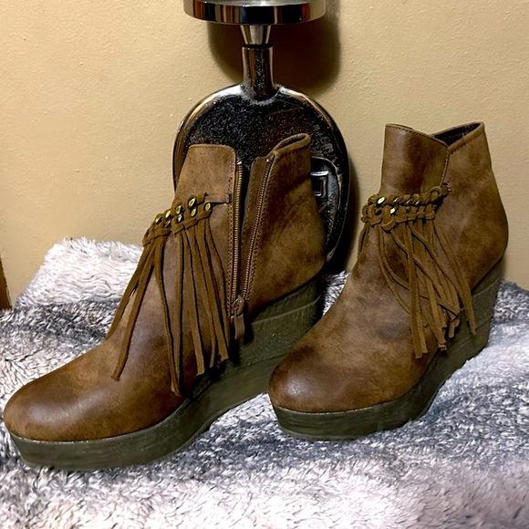 Sbicca brown wedge fringe booties size 9 NWOT - Picture 1 of 7